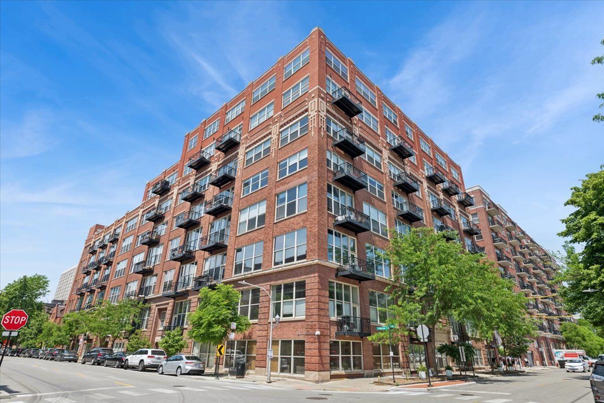 1500 W Monroe Street #325 — Chicago, IL 60607
