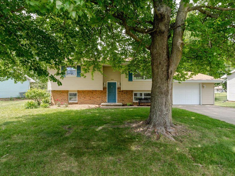124 Hilton Drive — Lexington, IL 61753