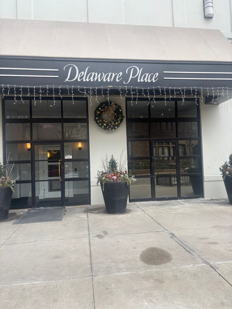 33 W Delaware Place #15D — Chicago, IL 60610