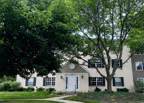 142 E Winchester Road #C — Libertyville, IL 60048