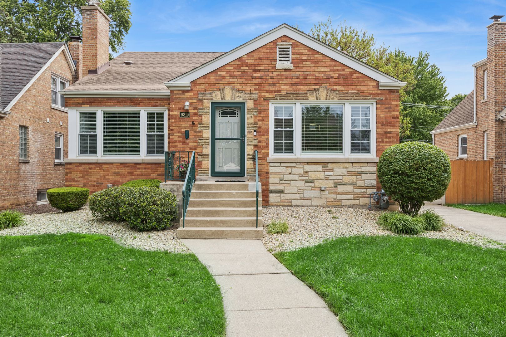 9819 S Millard Avenue — Evergreen Park, IL 60805