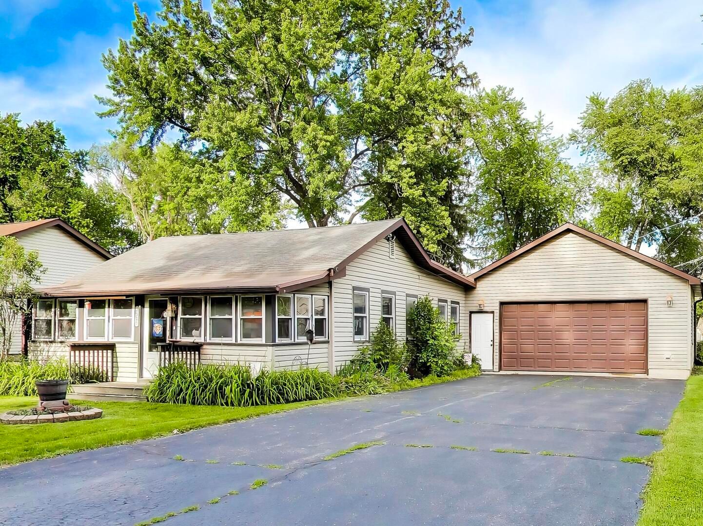 2516 Bittersweet Avenue — Holiday Hills, IL 60051