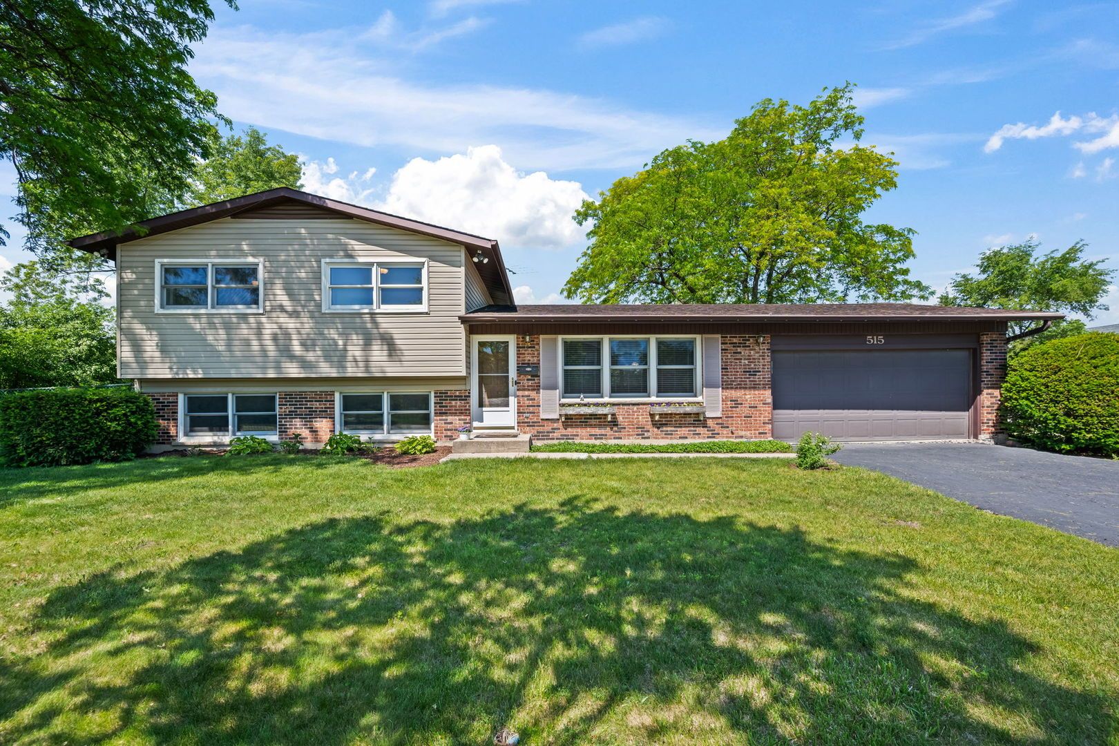 515 W Tanglewood Drive — Arlington Heights, IL 60004