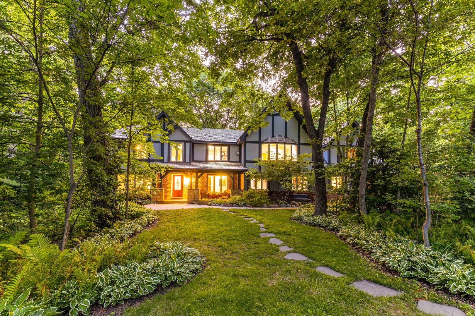 28588 N Tanglewood Court — Libertyville, IL 60048
