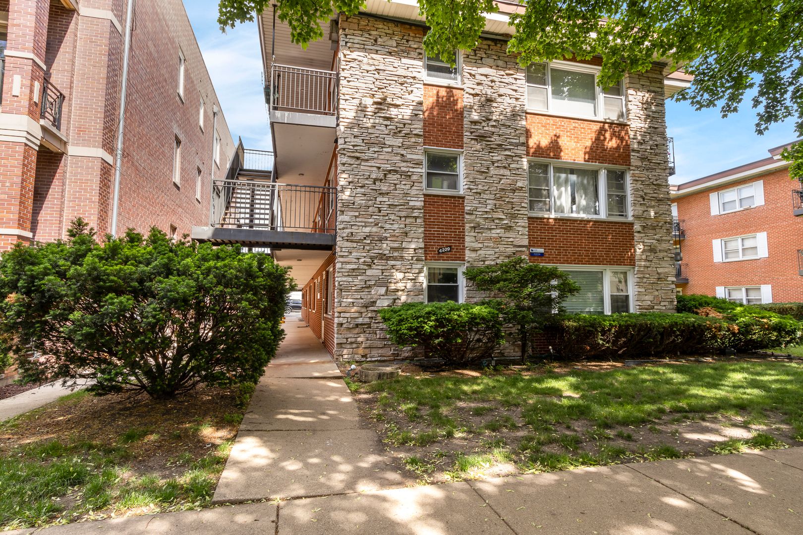 4229 N Keystone Avenue #1F — Chicago, IL 60641