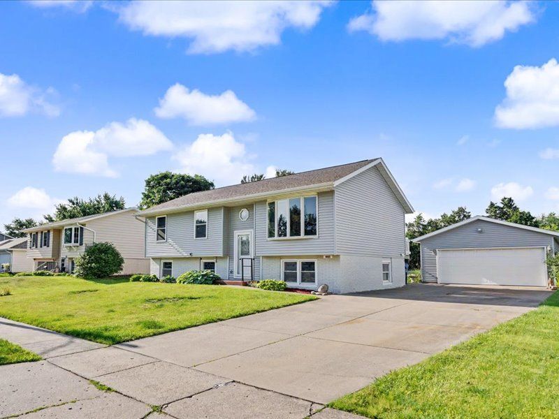 1895 Tam O Shanter Drive — Bettendorf, IA 52722