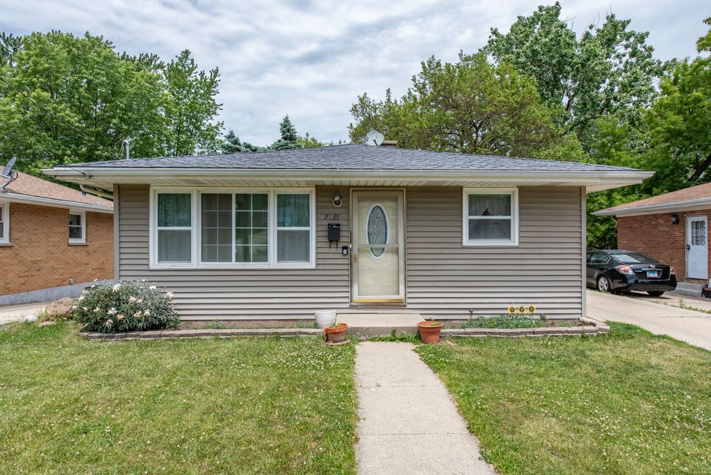 2528 Lucia Avenue — Waukegan, IL 60085