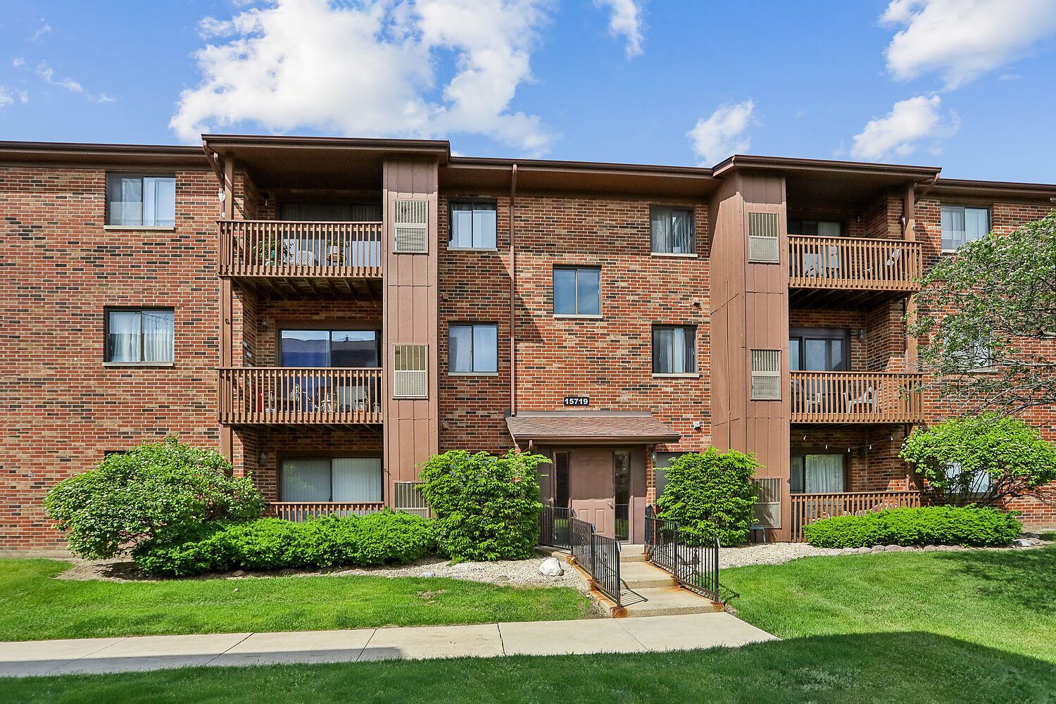 15719 Peggy Lane #7 — Oak Forest, IL 60452