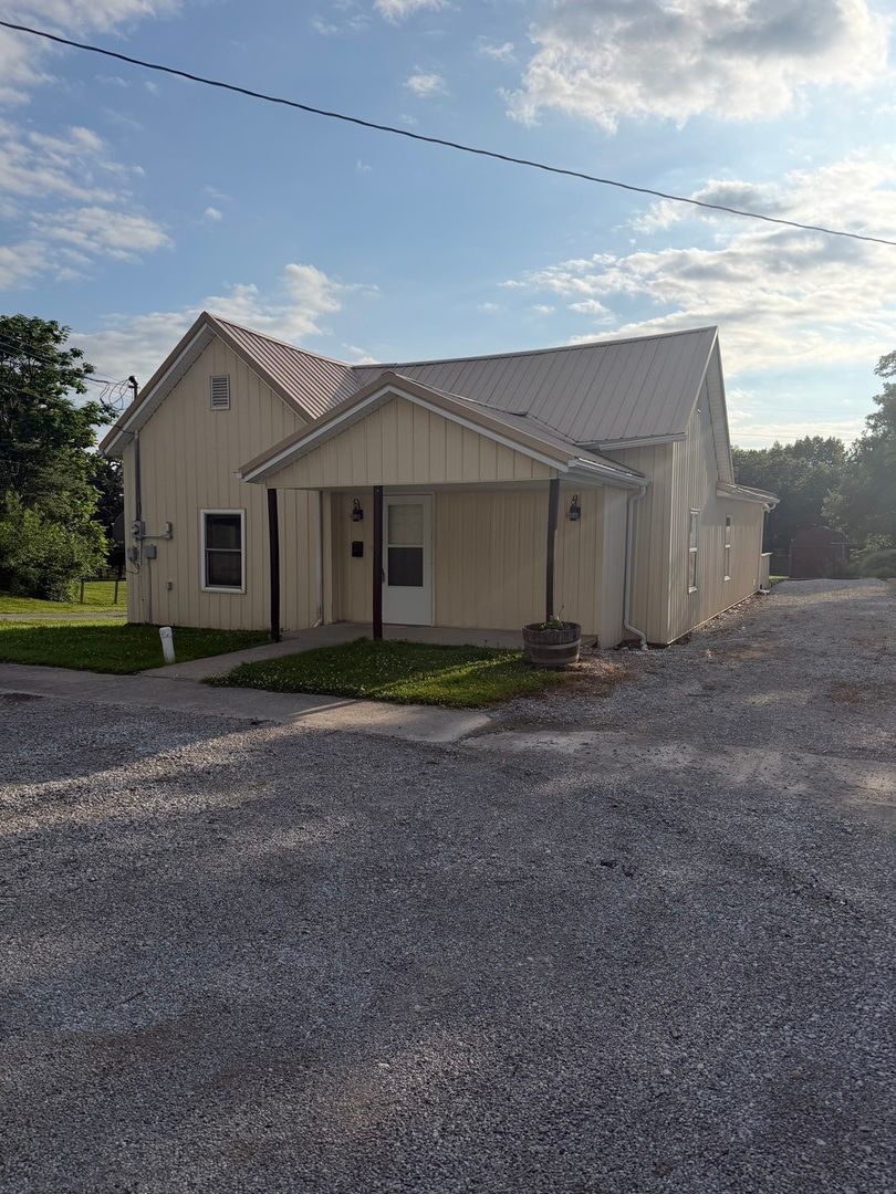 300 N Virginia Street — Mcleansboro, IL 62859