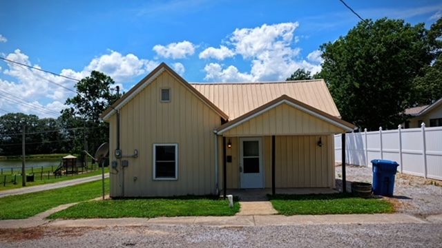 300 N Virginia Street — Mcleansboro, IL 62859