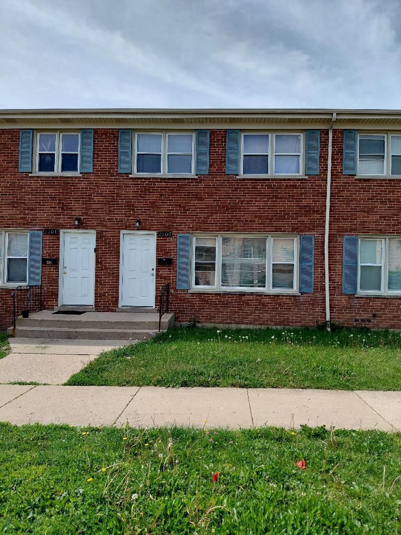 2203 Williamsburg Drive — Waukegan, IL 60085
