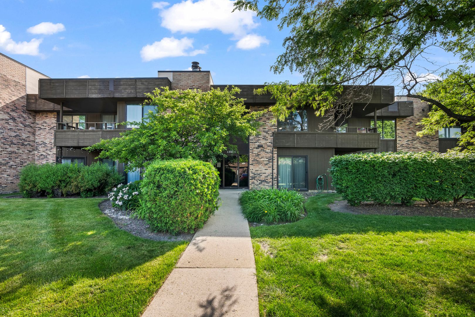 1365 N Sterling Avenue #211C — Palatine, IL 60067