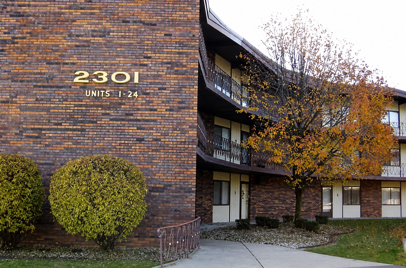 2301 Holiday Terrace #11 — Lansing, IL 60438