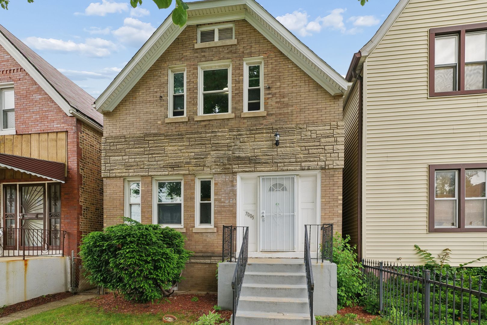7005 S Eberhart Avenue — Chicago, IL 60637