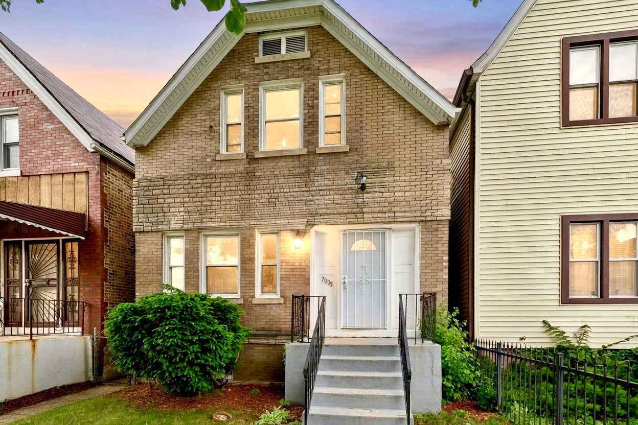 7005 S Eberhart Avenue — Chicago, IL 60637