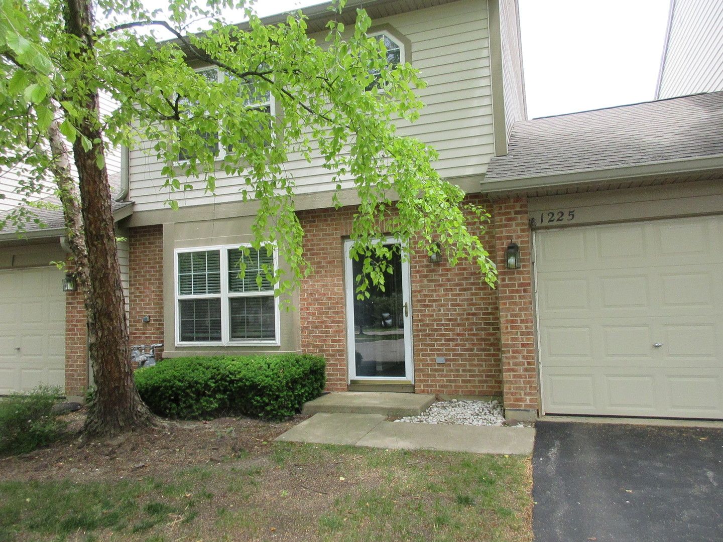 1225 N Village Drive — Round Lake Beach, IL 60073