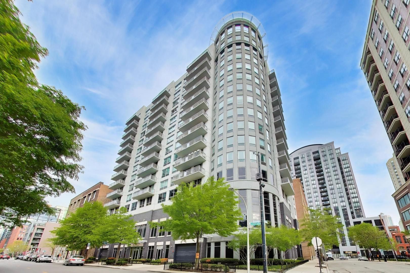 421 W Huron Street #1006 — Chicago, IL 60654