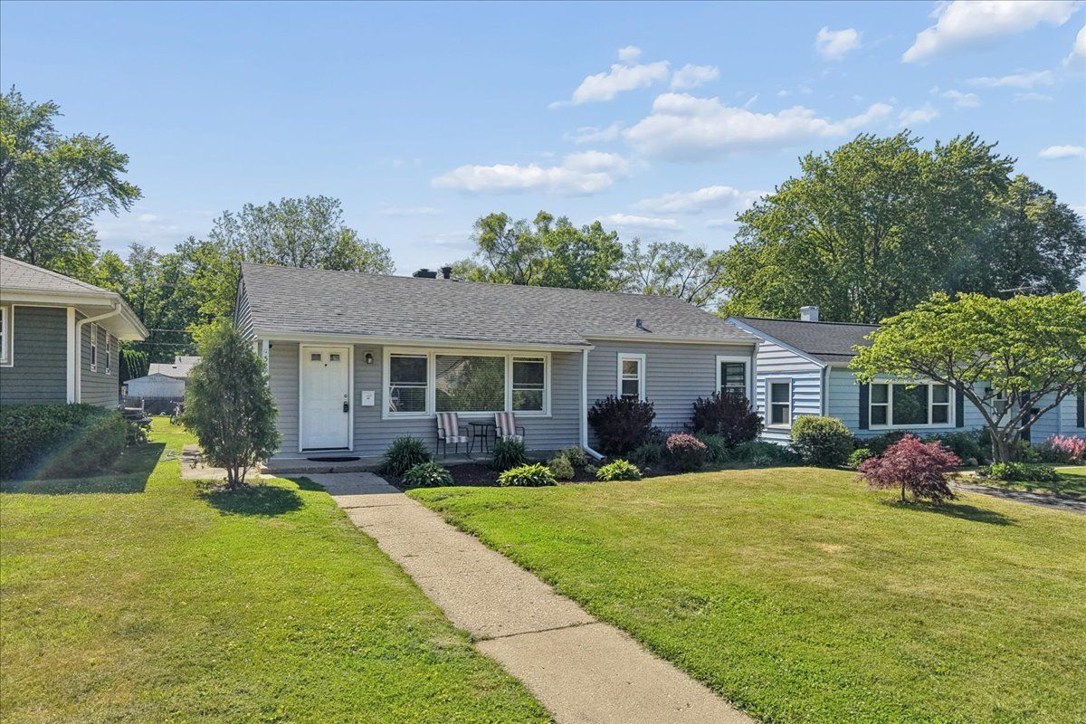 52 S Midland Avenue — Mundelein, IL 60060