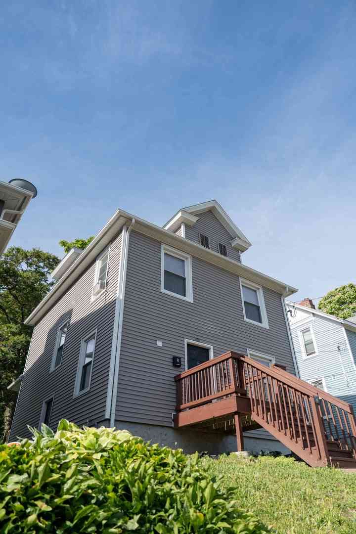 411 E 8TH Street — Davenport, IA 52803