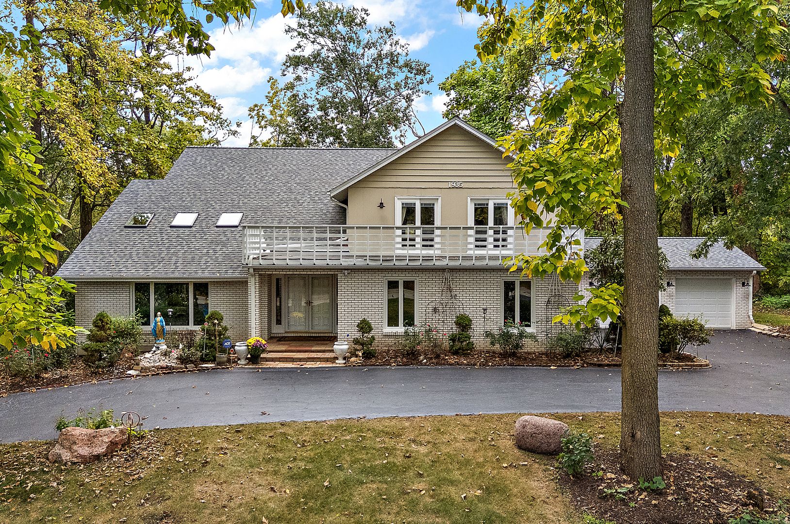 1935 Green Trails Drive — Lisle, IL 60532