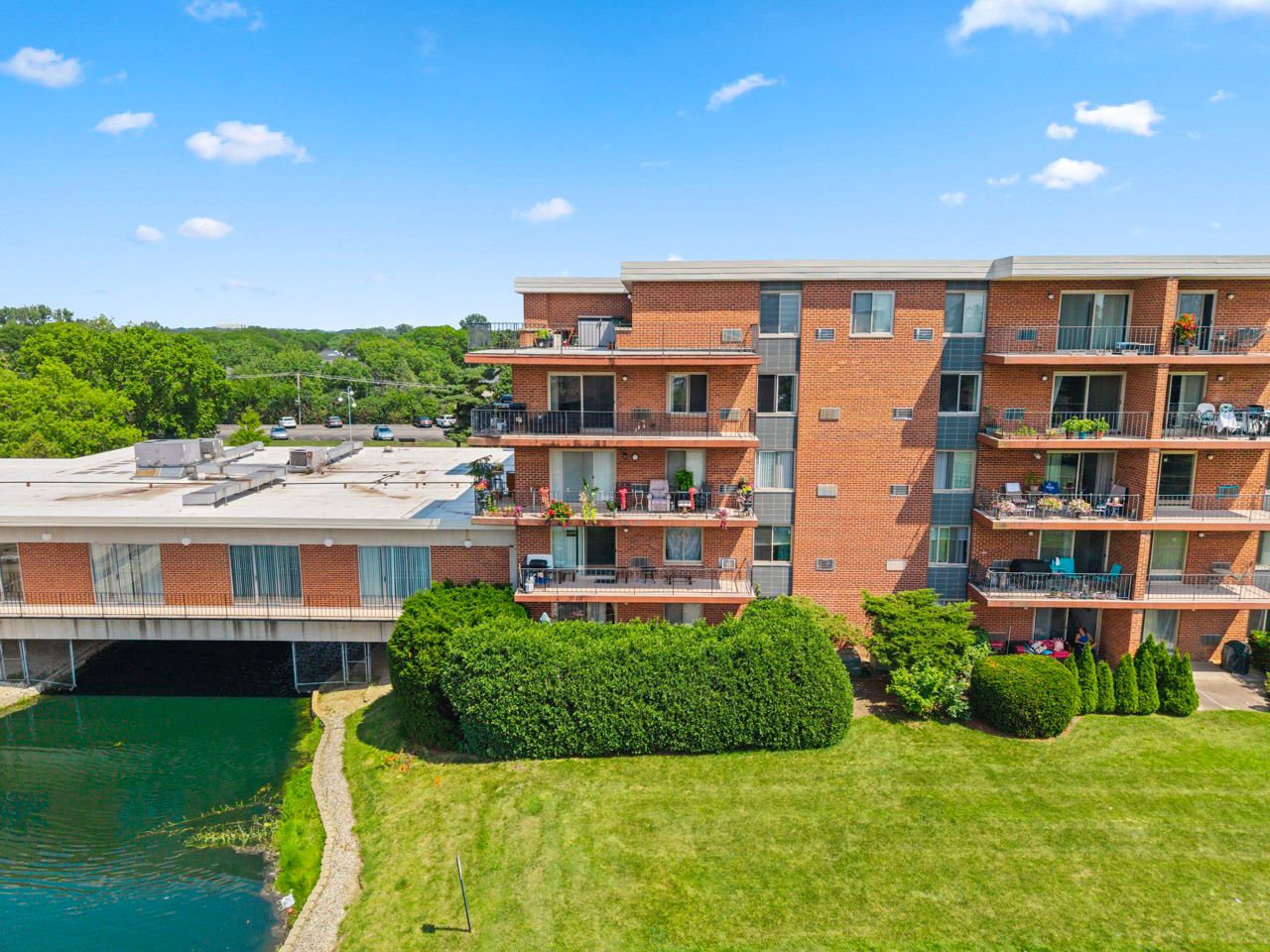 16 E Old Willow Road #424S — Prospect Heights, IL 60070