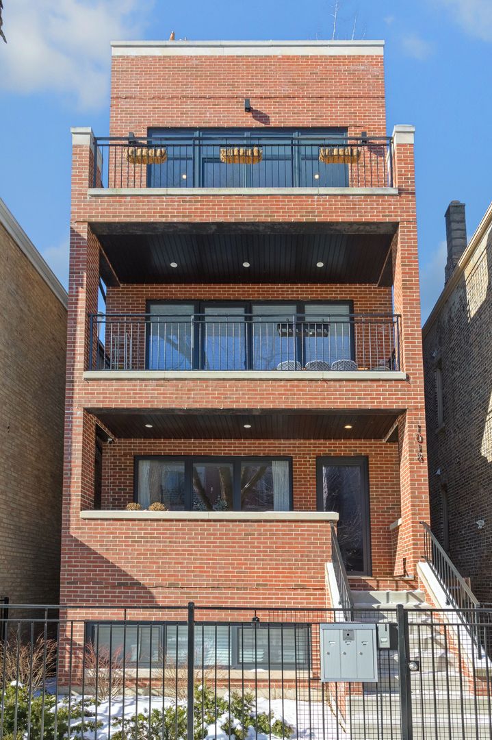 1018 N wood Street #3 — Chicago, IL 60622