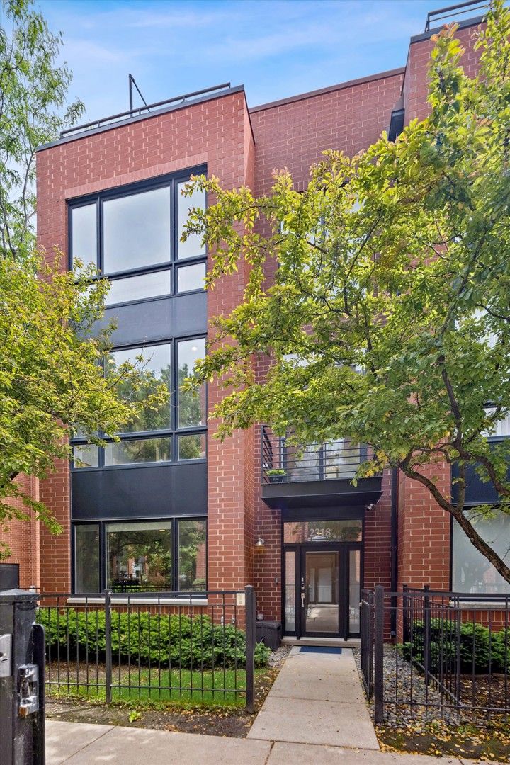 2318 W Wolfram Street — Chicago, IL 60618