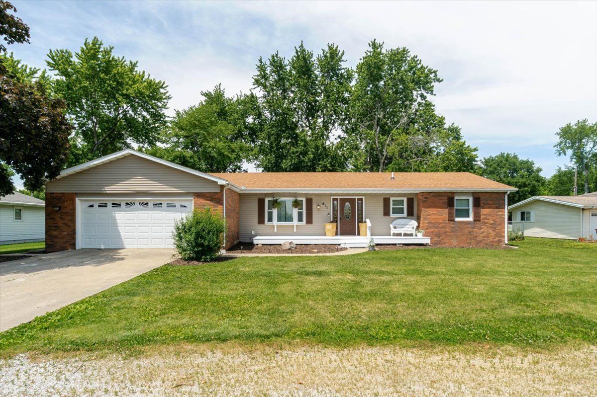611 E Water Street — Farmer City, IL 61842