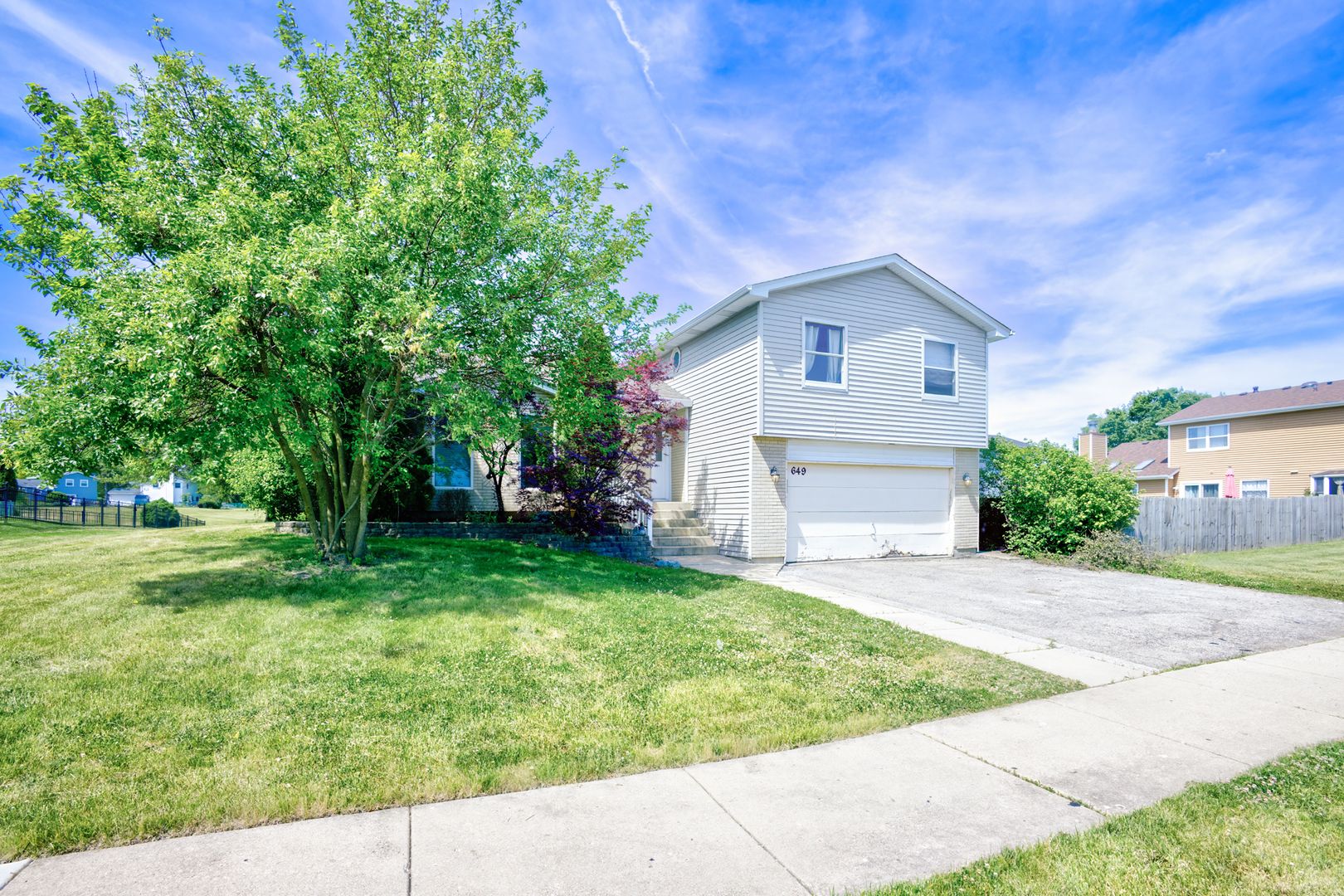 649 Hiawatha Drive — Carol Stream, IL 60188