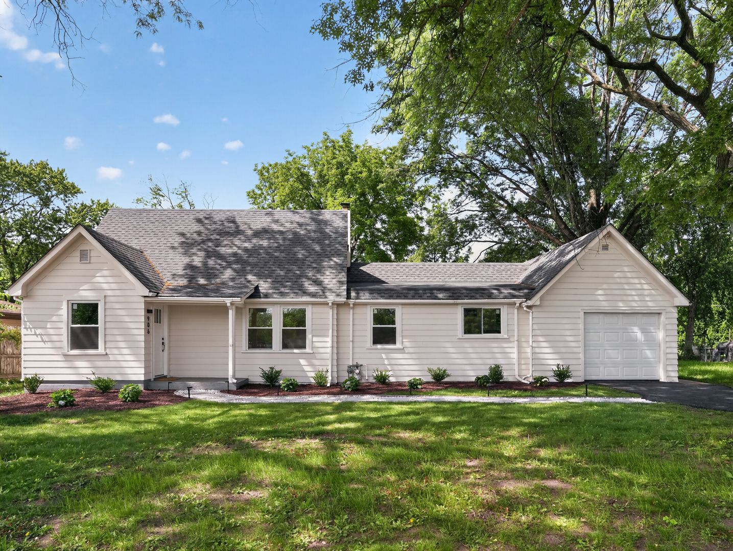 906 E Babcock Avenue — Addison, IL 60101