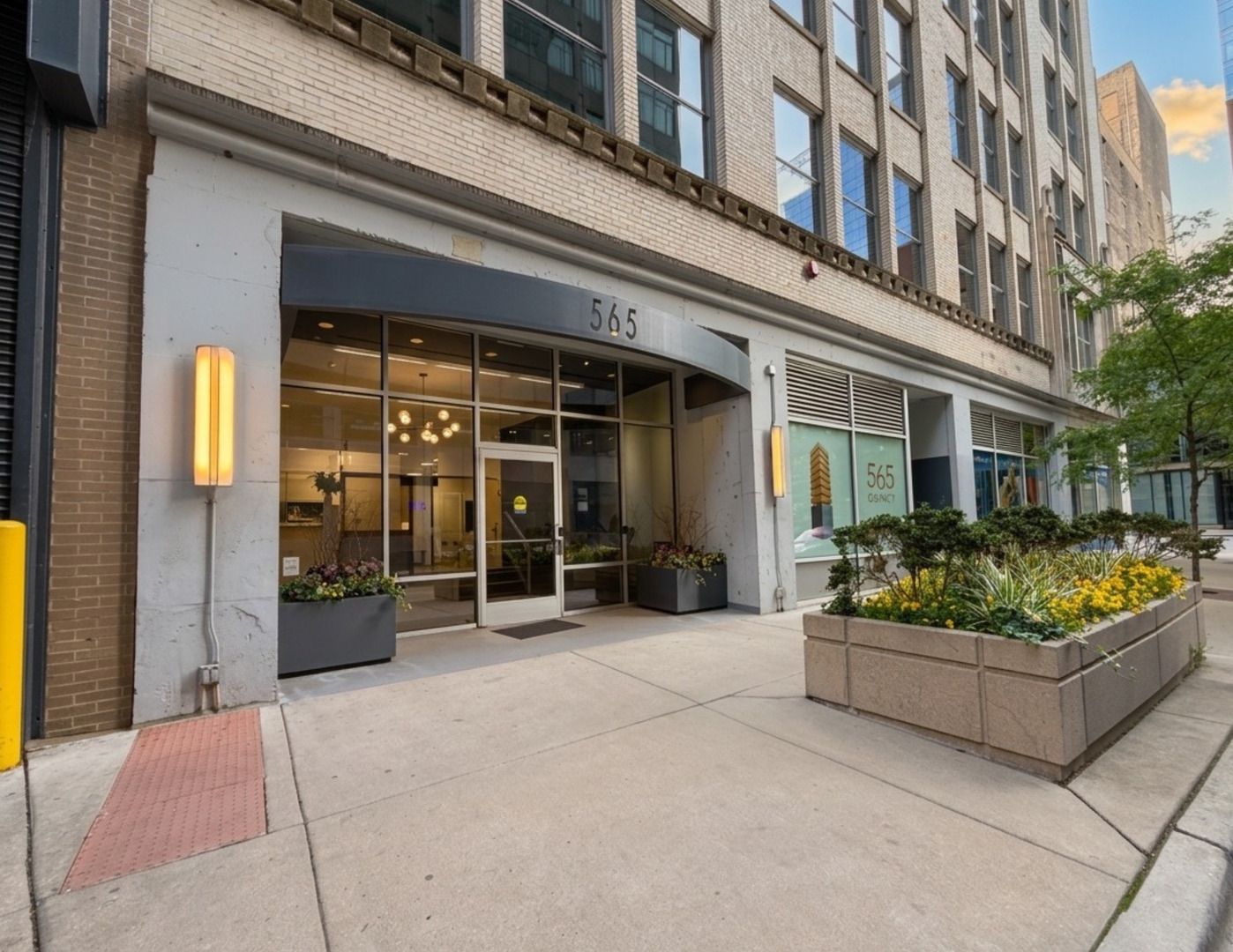 565 W Quincy Street #802 — Chicago, IL 60661