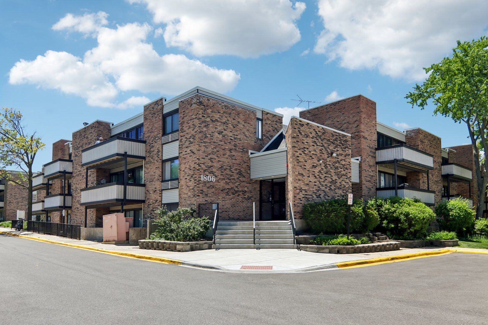 1806 Hemlock Place #303 — Schaumburg, IL 60173
