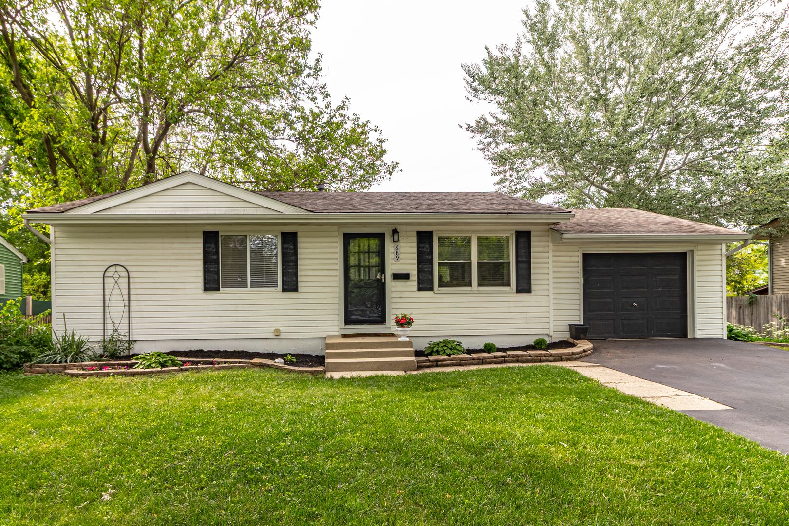 689 Laurel Avenue — Wauconda, IL 60084