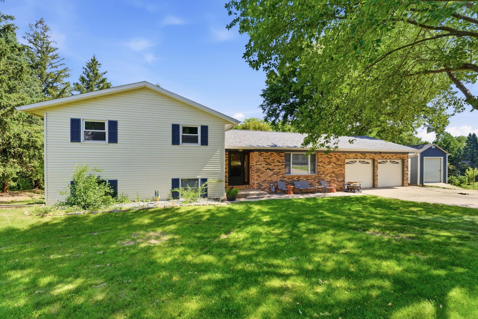 8 Elmwood Drive — Blue Grass, IA 52726