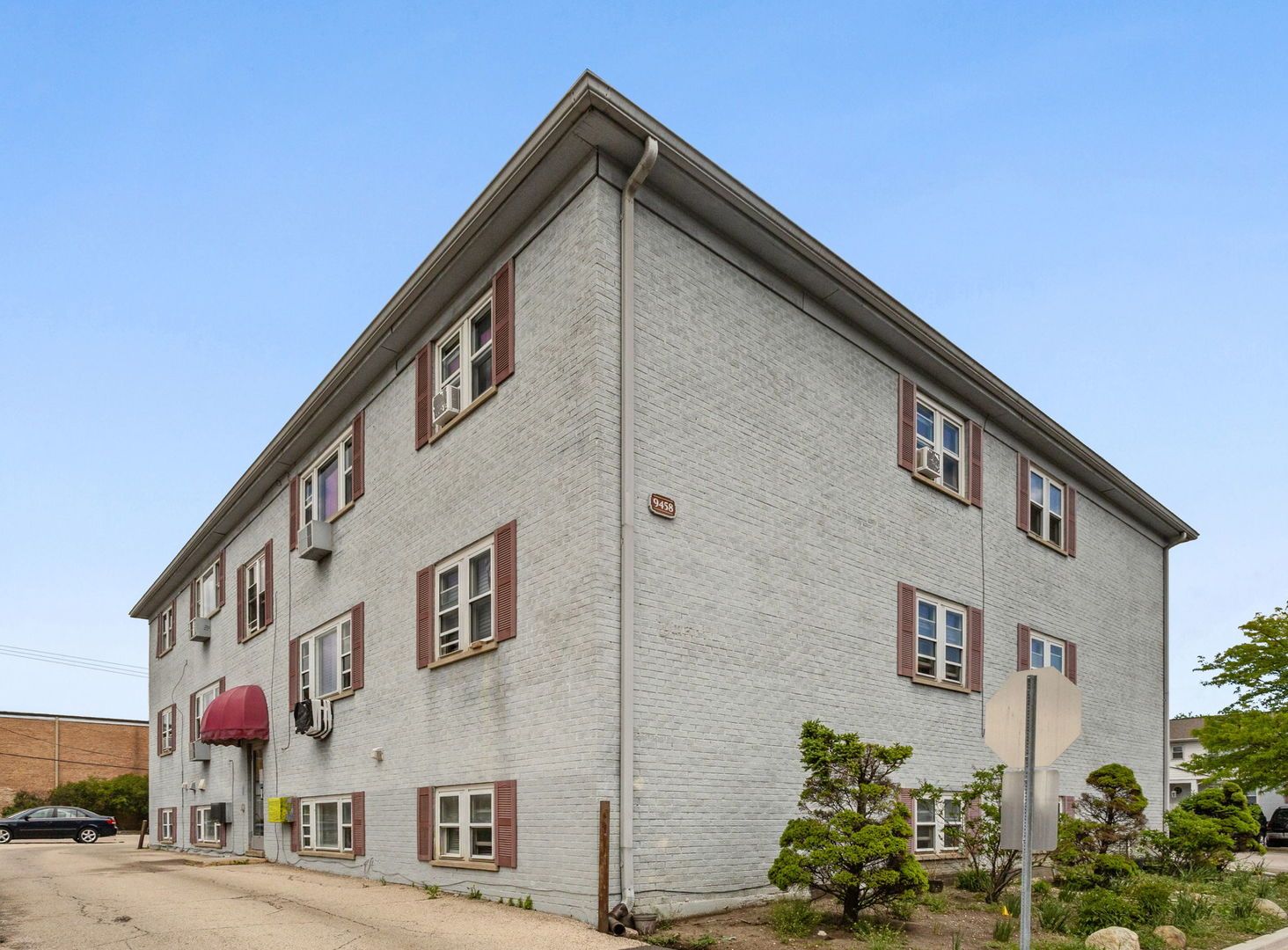 9458 Kelvin Lane #103 — Schiller Park, IL 60176