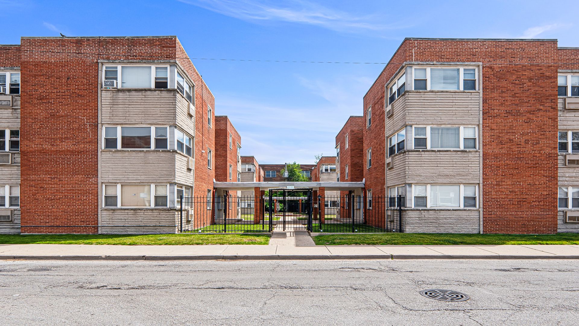 2411 W Balmoral Avenue #3B — Chicago, IL 60625