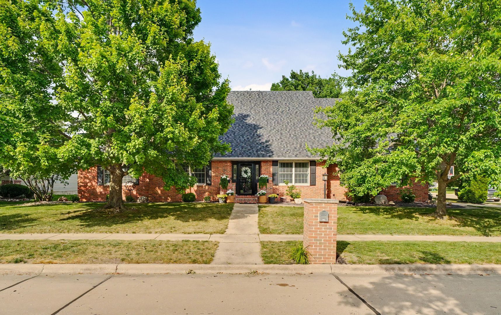 402 N Beringer Circle — Urbana, IL 61802
