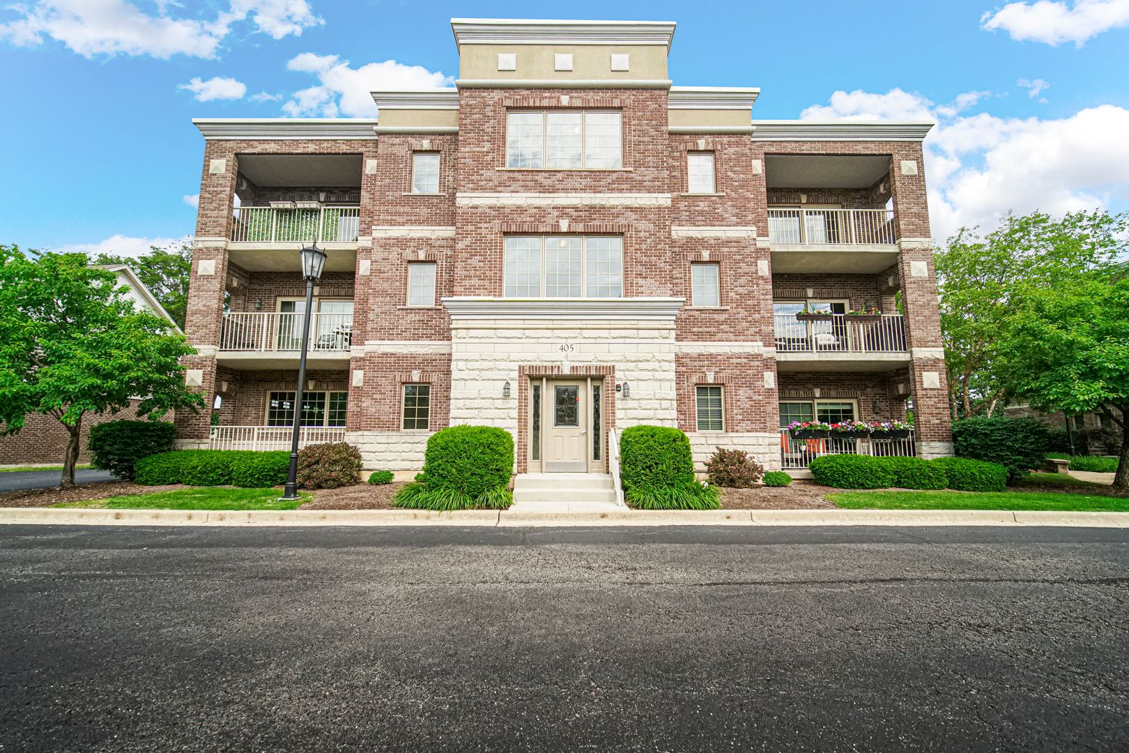 405 W Pierce Road #201 — Itasca, IL 60143
