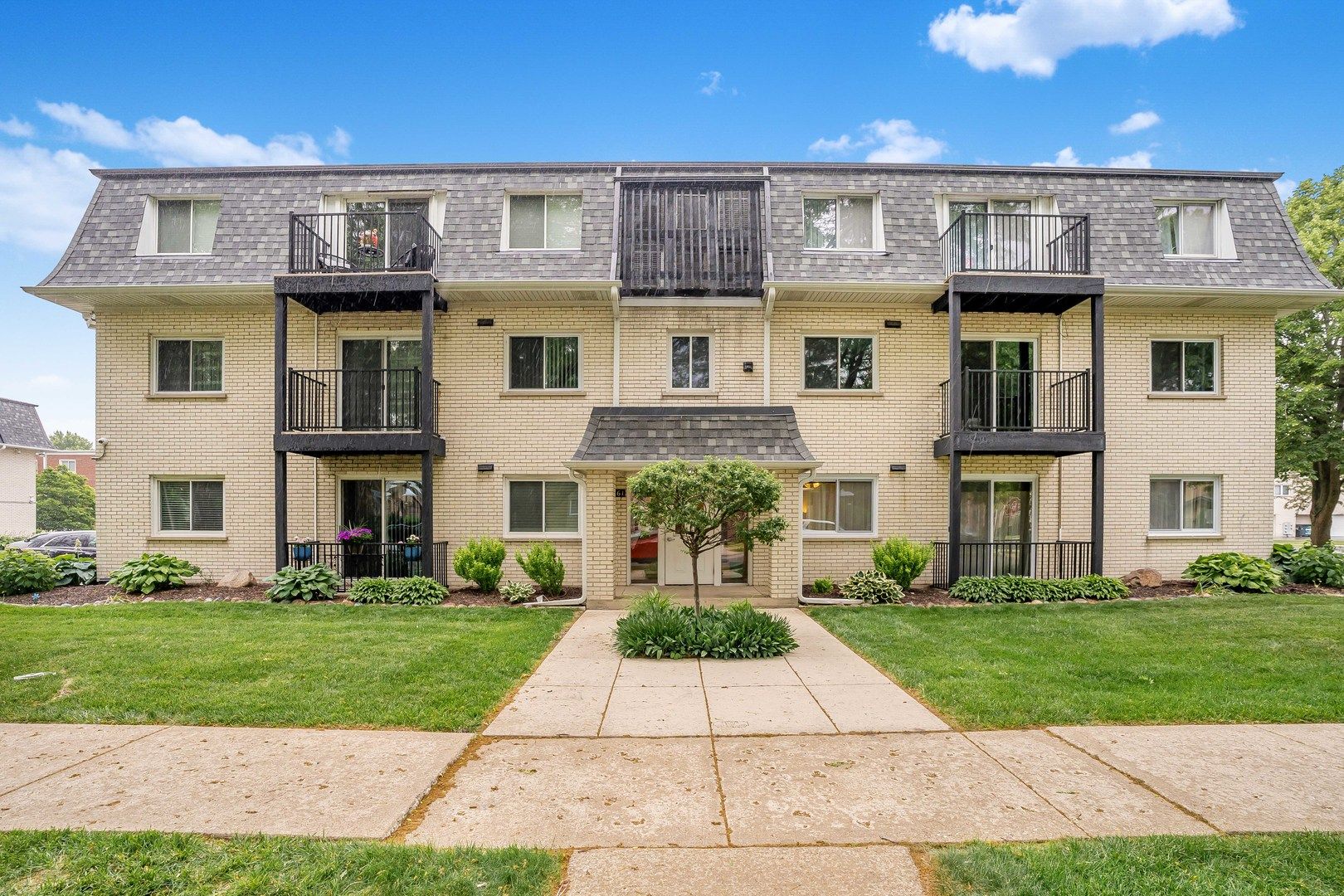 9661 S Karlov Avenue #102 — Oak Lawn, IL 60453