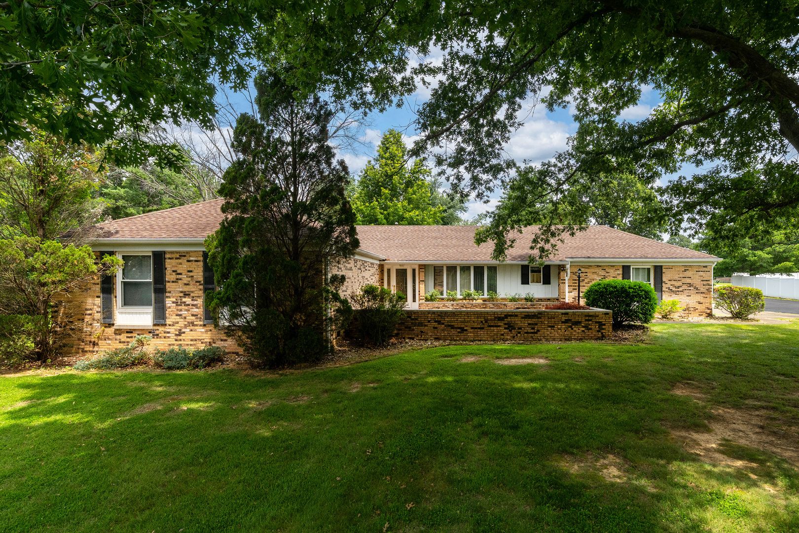 105 Woodlake Lane — Eldorado, IL 62930