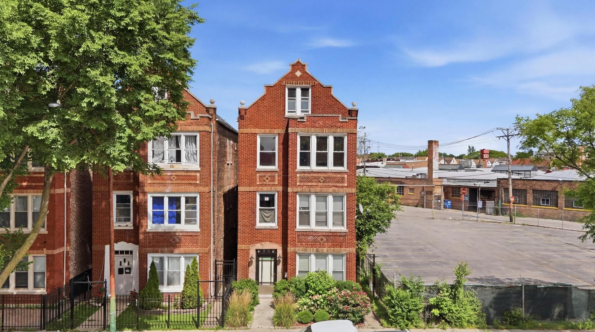 3953 S California Avenue — Chicago, IL 60632