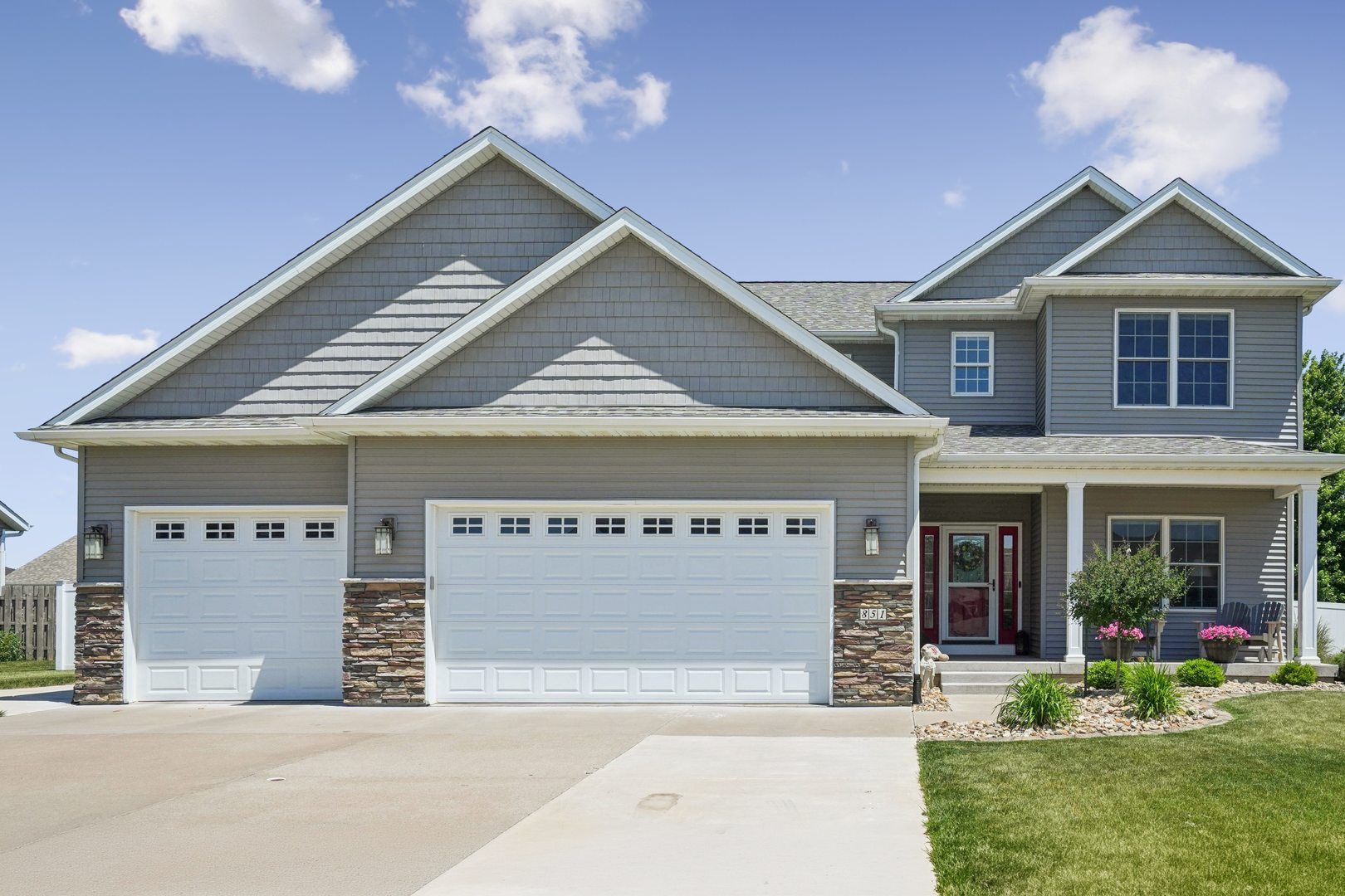 851 Stonebridge Circle — Eldridge, IA 52748