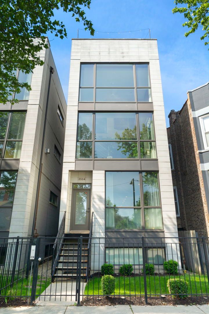 2534 N Linden Place #1 — Chicago, IL 60647