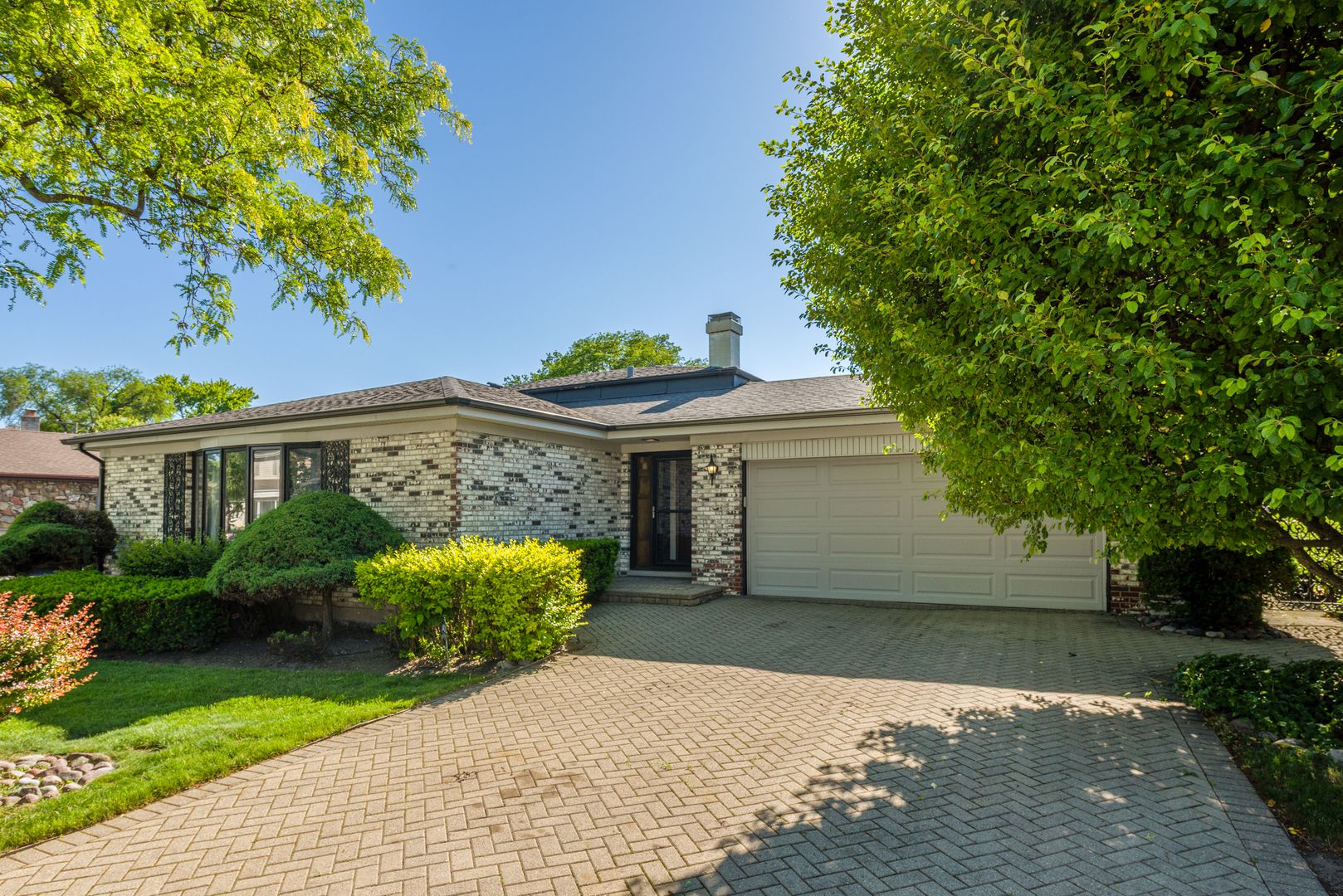 72 Marina Drive — Des Plaines, IL 60016