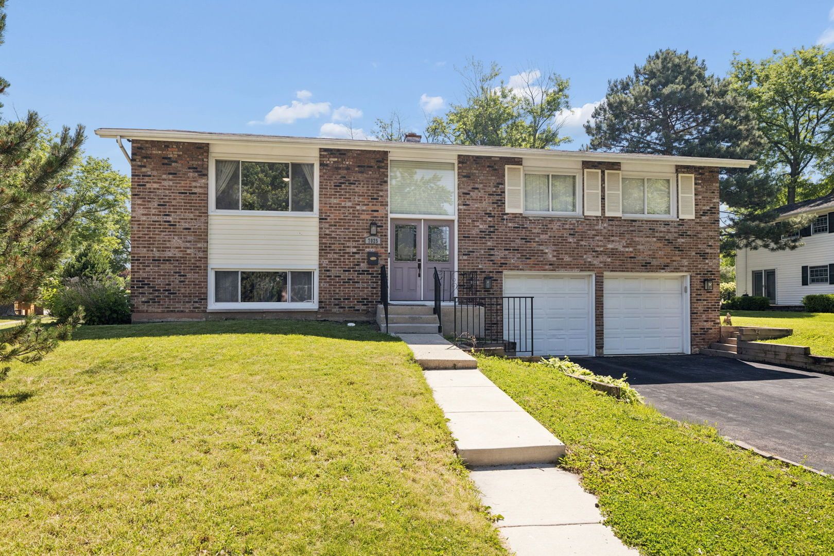 7025 Roberts Drive — Woodridge, IL 60517