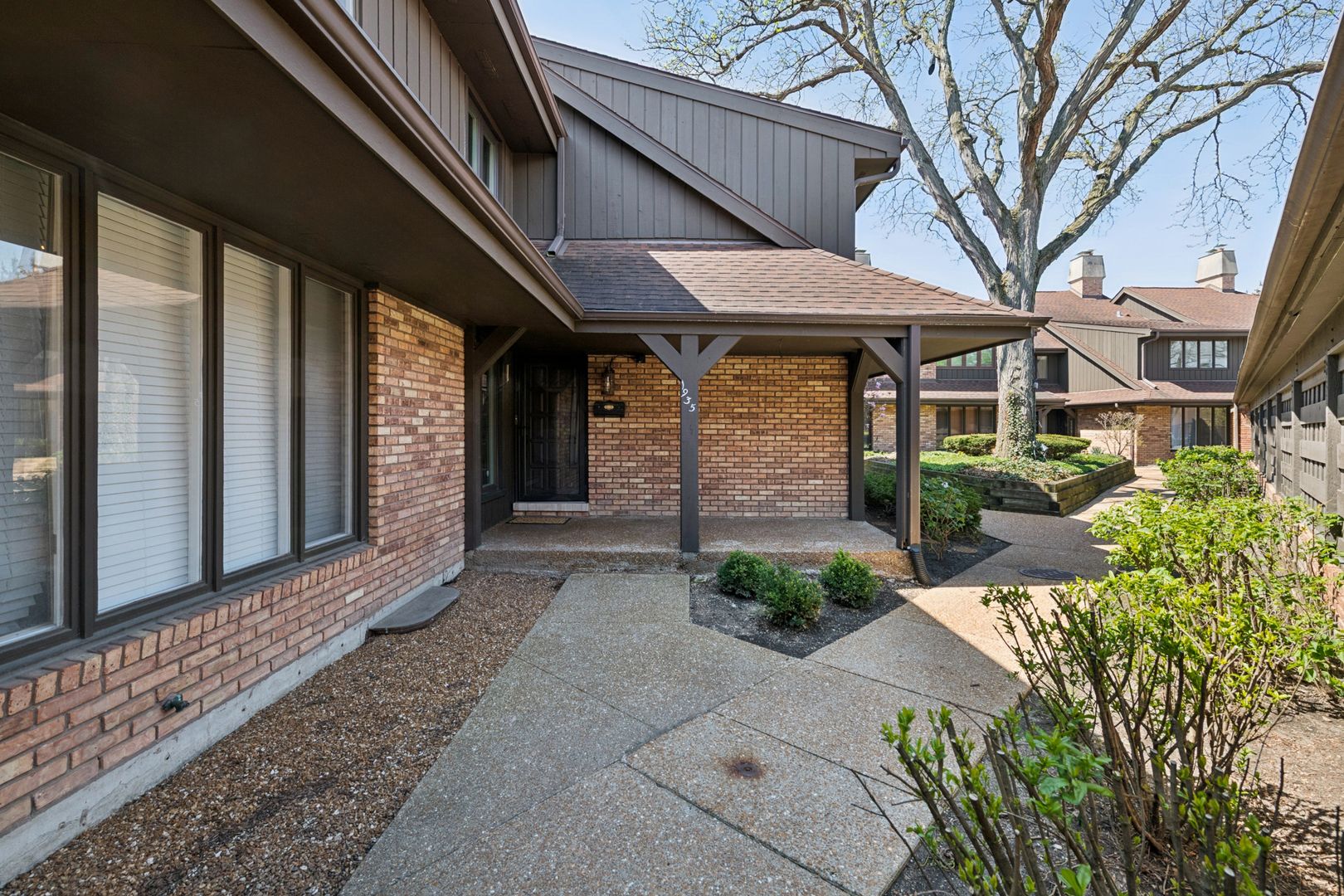 1935 Mission Hills Lane — Northbrook, IL 60062