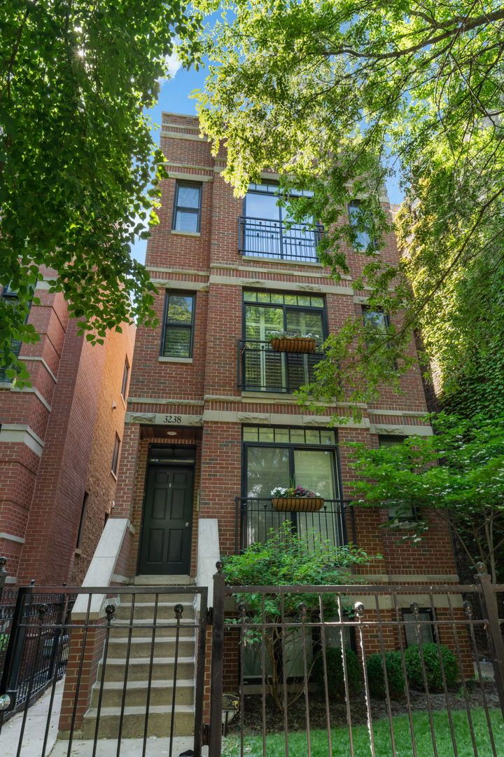 3238 N Kenmore Avenue #2 — Chicago, IL 60657