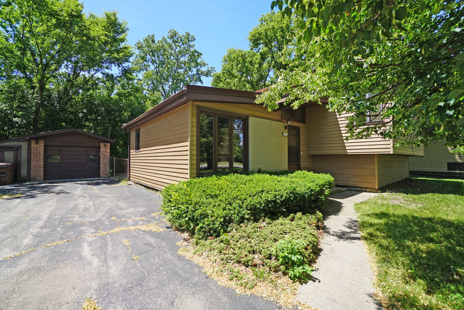 1512 Glen Ellyn Road — Glendale Heights, IL 60139