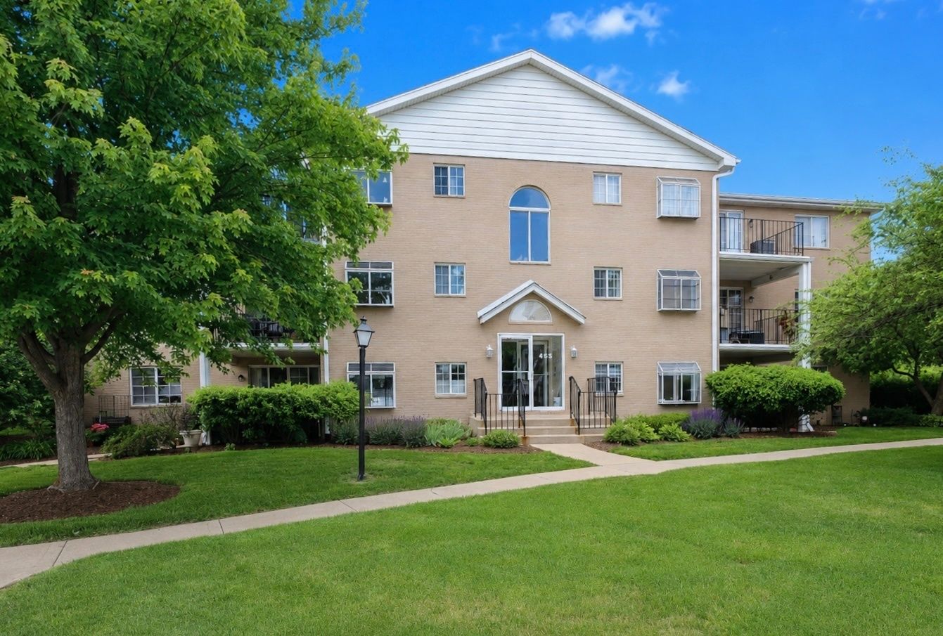 466 S President Street #304 — Carol Stream, IL 60188