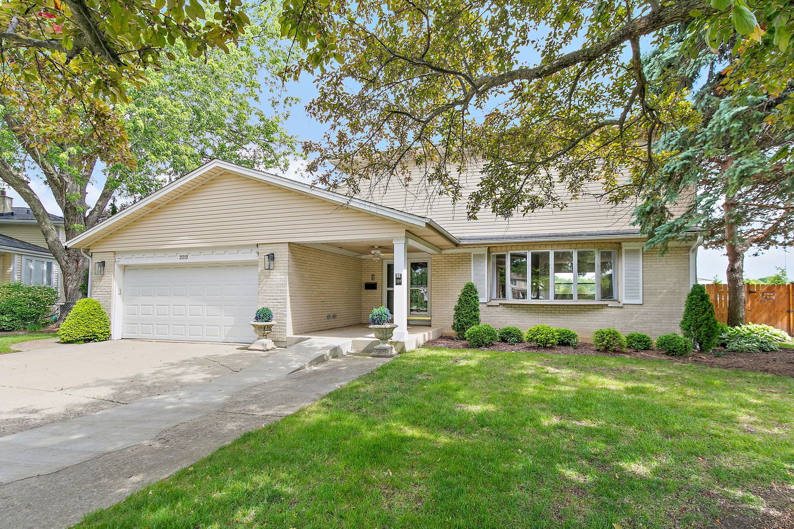 2019 E Avon Lane — Arlington Heights, IL 60004